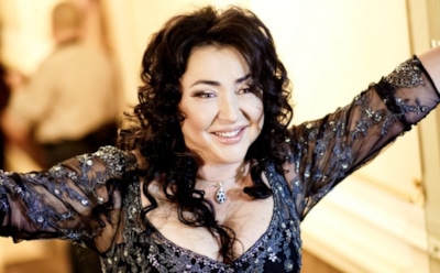 Лолиту высмеяли за необычный танец в аэропорту