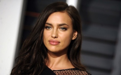 Ирина Шейк снялась на пляже в бикини и российской кепке