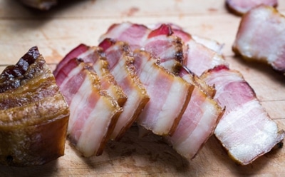 «Почта России» заменила в посылке копченое сало на свежее