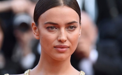 Ирина Шейк в кожаном мини украсила обложку глянца