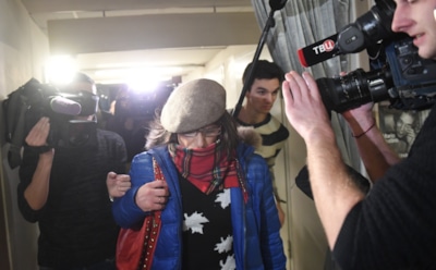 В Москве неизвестный в женском платье облил мочой снимки Стерджеса