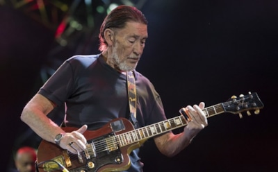 Рок-звезда Крис Ри потерял сознание на концерте и попал в больницу