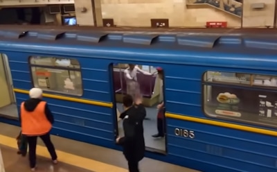 В Киеве голый мужчина пытался угнать поезд в метро