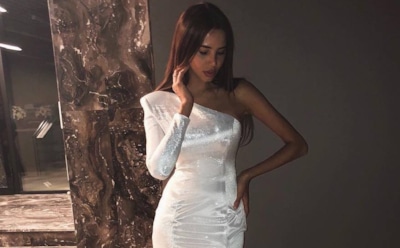 Решетова показала грудь в наряде с экстремально глубоким декольте