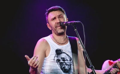 Шнуров назвал хит Бузовой треком 2017 года и связал его с внешней политикой