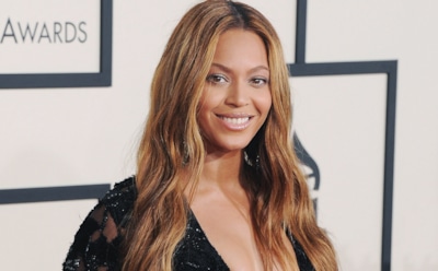 Бейонсе вышла в свет в откровенном золотом платье