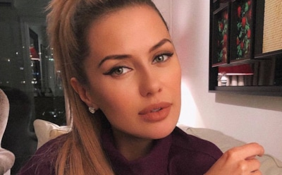 Виктория Боня показала пышный бюст в красном халате