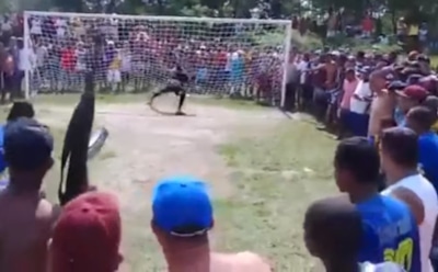 В Бразилии футболист пробил пенальти под прицелом автомата