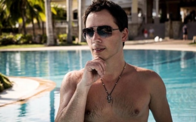 Родион Газманов поругался с подписчиками в соцсетях и показал им средний палец