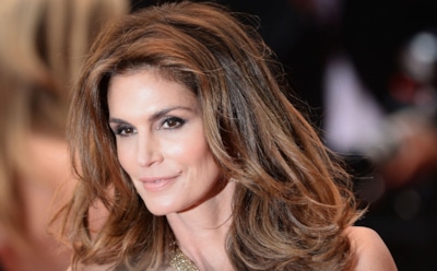 51-летняя Синди Кроуфорд показала пикантный снимок в рубашке