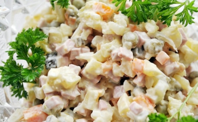 Россиянам посоветовали отказаться от соленых огурцов в оливье