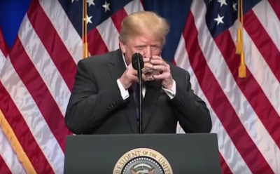 Пьющий воду Дональд Трамп рассмешил пользователей
