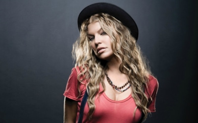 42-летняя Ферги в мини-шортах села на шпагат прямо на сцене