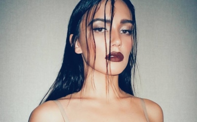 Ольга Серябкина показала грудь в наряде с откровенным декольте