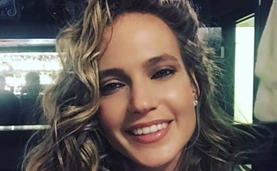 Глюкоза показала сексуальные формы в золотистом наряде