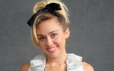 Майли Сайрус неудачно повторила любимую позу Джоли с оголенной ногой