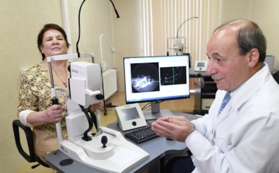 Хирурги вживили 50-летней жительнице Челябинска бионический глаз