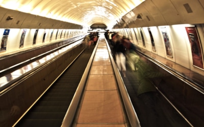 Двойным ударом в пах завершился для британца скоростной спуск в метро