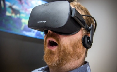 В Москве мужчина надел очки виртуальной реальности и умер