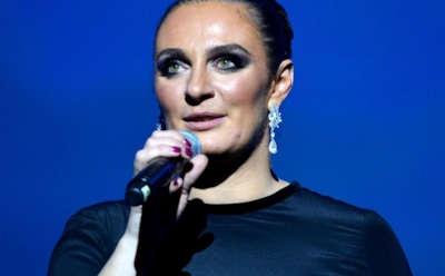 Елена Ваенга вышла в свет в платье с экстремальным декольте