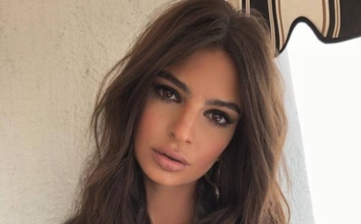 Эмили Ратаковски взбудоражила оригинальным купальником