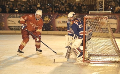 Путин сыграл в хоккей с легендами спорта на Красной площади