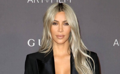 Ради мужа Кардашьян появилась на публике с голубыми волосами