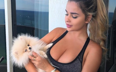 23-летняя Квитко показала упругие ягодицы на фоне рождественской елки