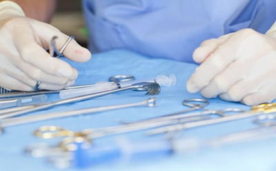 Неудачная ринопластика оставила между глаз пациентки дыру