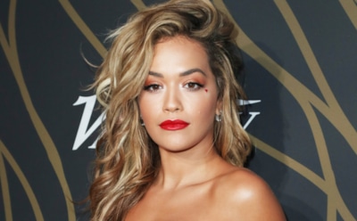 Рита Ора поздравила поклонников голыми фото