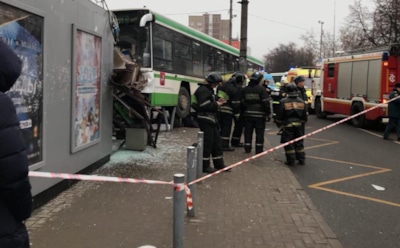 В Москве автобус наехал на остановку на Сходненской улице