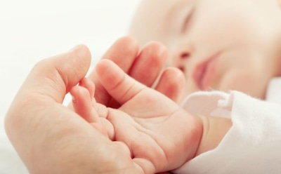 Младенец чуть не остался без пальцев из-за материнских волос