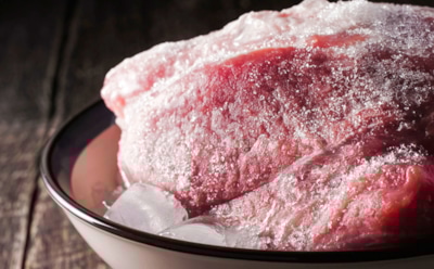 Ученые запрещают размораживать мясо в микроволновке