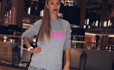 Виктория Боня показала роскошную фигуру в черном купальнике