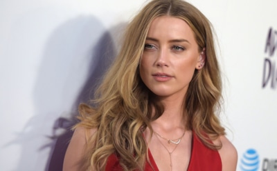 Эмбер Херд произвела фурор в «голом» платье с глубоким декольте