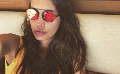 31-летняя Кэти Топурия показала роскошную фигуру в белоснежном бикини