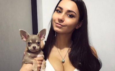 Модель Хельга Лавкейти оседлала коня в мини-бикини