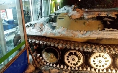Под Мурманском мужчина протаранил магазин на угнанном БТР
