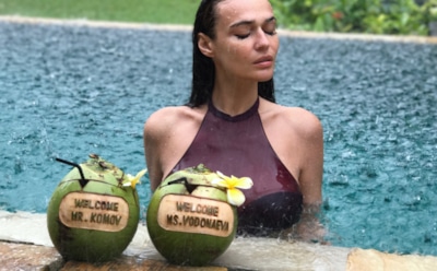 Водонаева показала аппетитные формы в прозрачном платье в бассейне