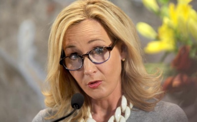 Автор книг о Гарри Поттере Джоан Роулинг назвала Трампа петухом