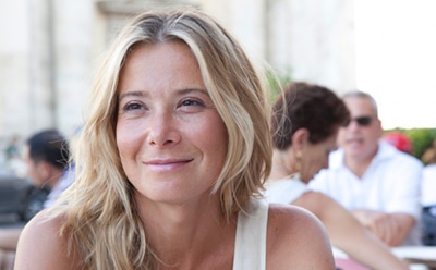 44-летняя Юлия Высоцкая показала идеальную фигуру в черном купальнике