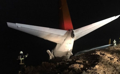 При посадке в Турции авиалайнер скатился к морю с обрыва