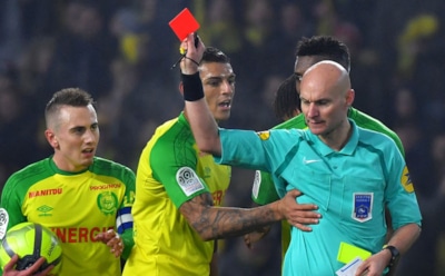 Судья ударил футболиста «Нанта» и удалил его с поля в матче с «ПСЖ»