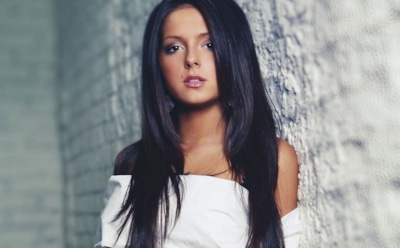 Нюша похвасталась загорелым телом в бикини