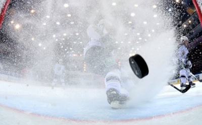 В Сеть попало видео массовой драки на хоккейном матче в Осетии