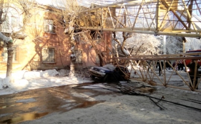 В Кирове башенный кран рухнул на жилой дом, есть жертвы