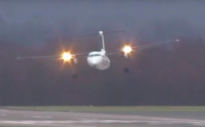 Хитом Интернета стала запись посадки самолета во время урагана в Германии