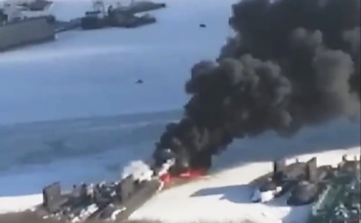 Во Владивостоке очевидцы сняли на видео горящую подлодку