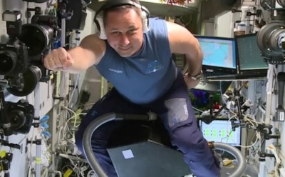 Российский космонавт по просьбам пользователей пролетел по МКС на пылесосе