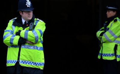 В Англии фанат справил нужду в бутылку голкипера и был арестован